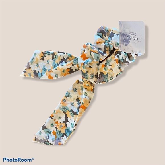 (NWT) floral hair scunchie - Picture 1 of 2